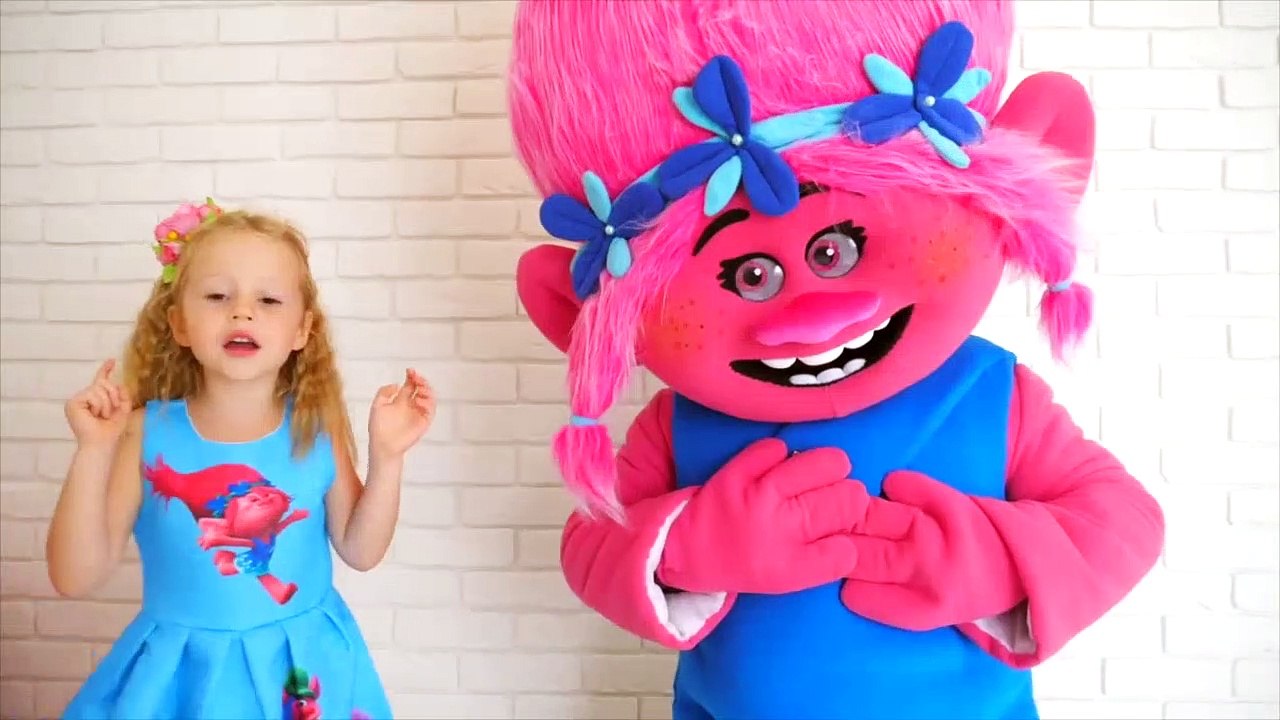 Nastya jouer le jeu "Peek A Boo" et de chanter la chanson des Enfants chanson