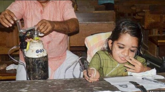 UPSC Prelims Exam: Latheesha Ansari ने Oxygen Cylinder के साथ दी परीक्षा,VIRAL VIDEO |वनइंडिया हिंदी