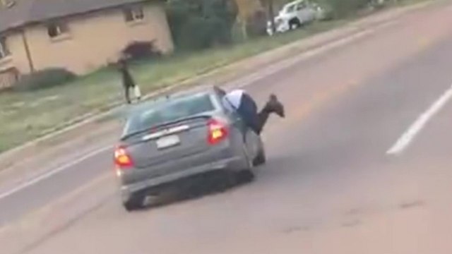 Après une dispute elle traîne son mari hors de la voiture sur plusieurs kilomètres