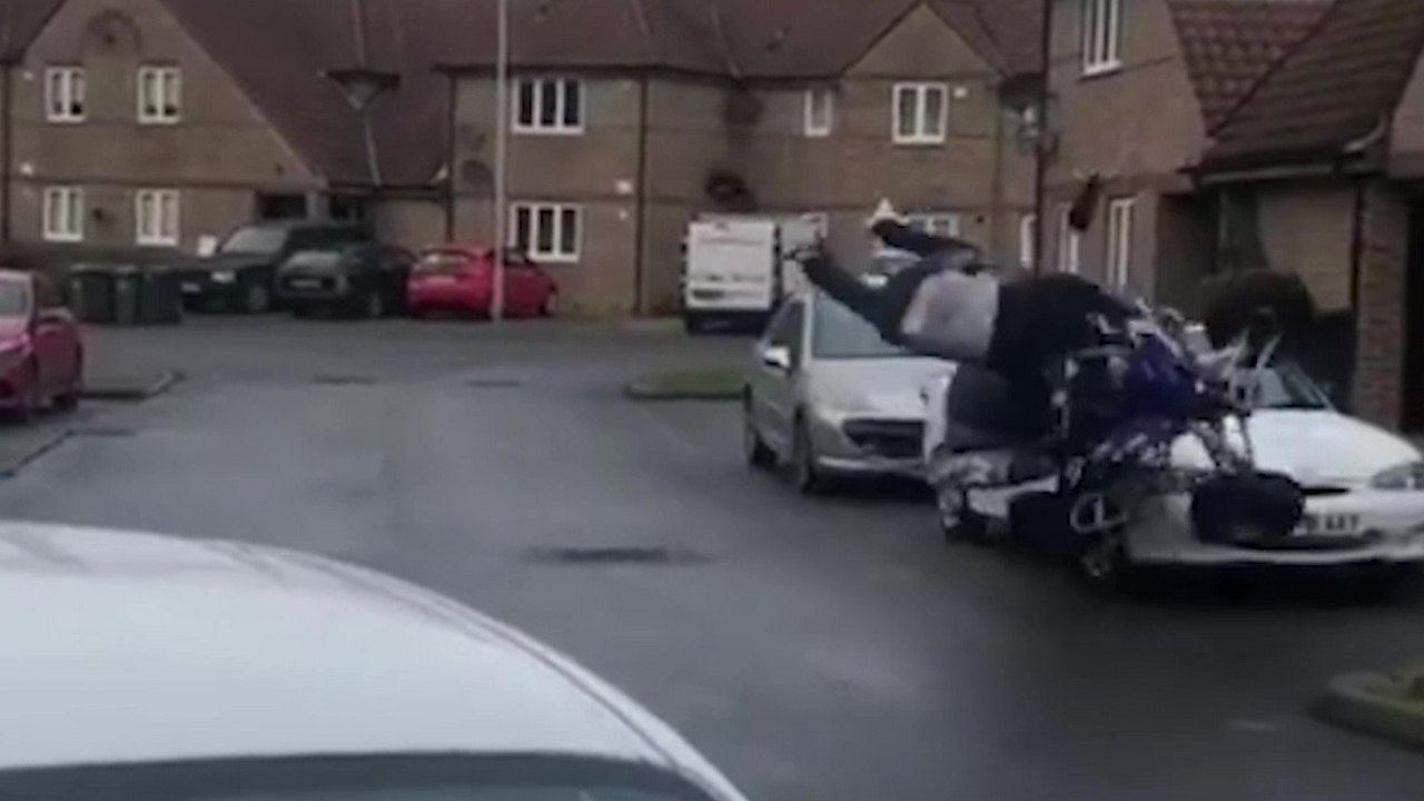 Il fait le cake en quad et se fait violemment éjecter