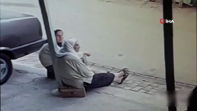 Fren yerine gaza basınca dehşet kaçtı! İki yaşlı kadının feci ölümü güvenlik kamerasında