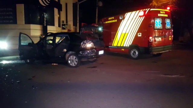 Jovem de 24 anos fica ferido após acidente entre carro e ônibus no centro