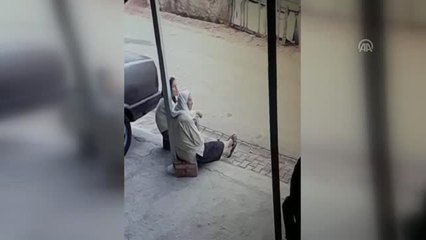 Kaldırımda oturan kadınlara araç çarptı: 2 ölü