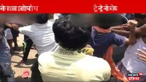 मोबाइल चोरी के आरोप में युवकों की जमकर पिटाई, देखें VIDEO