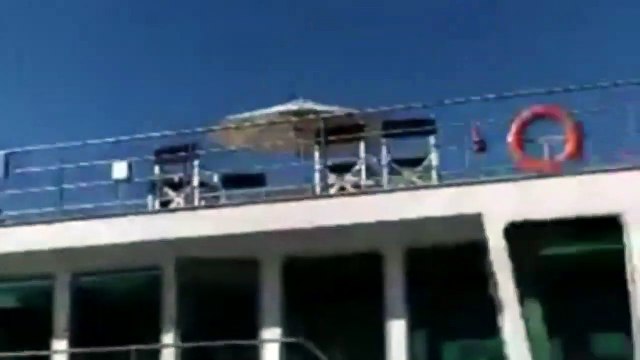 Ce paquebot enfonce un bateau à Venise, arrivant trop vite au port !