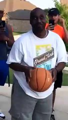 Aveugle, il marque un panier de basketball devant tous ses amis !