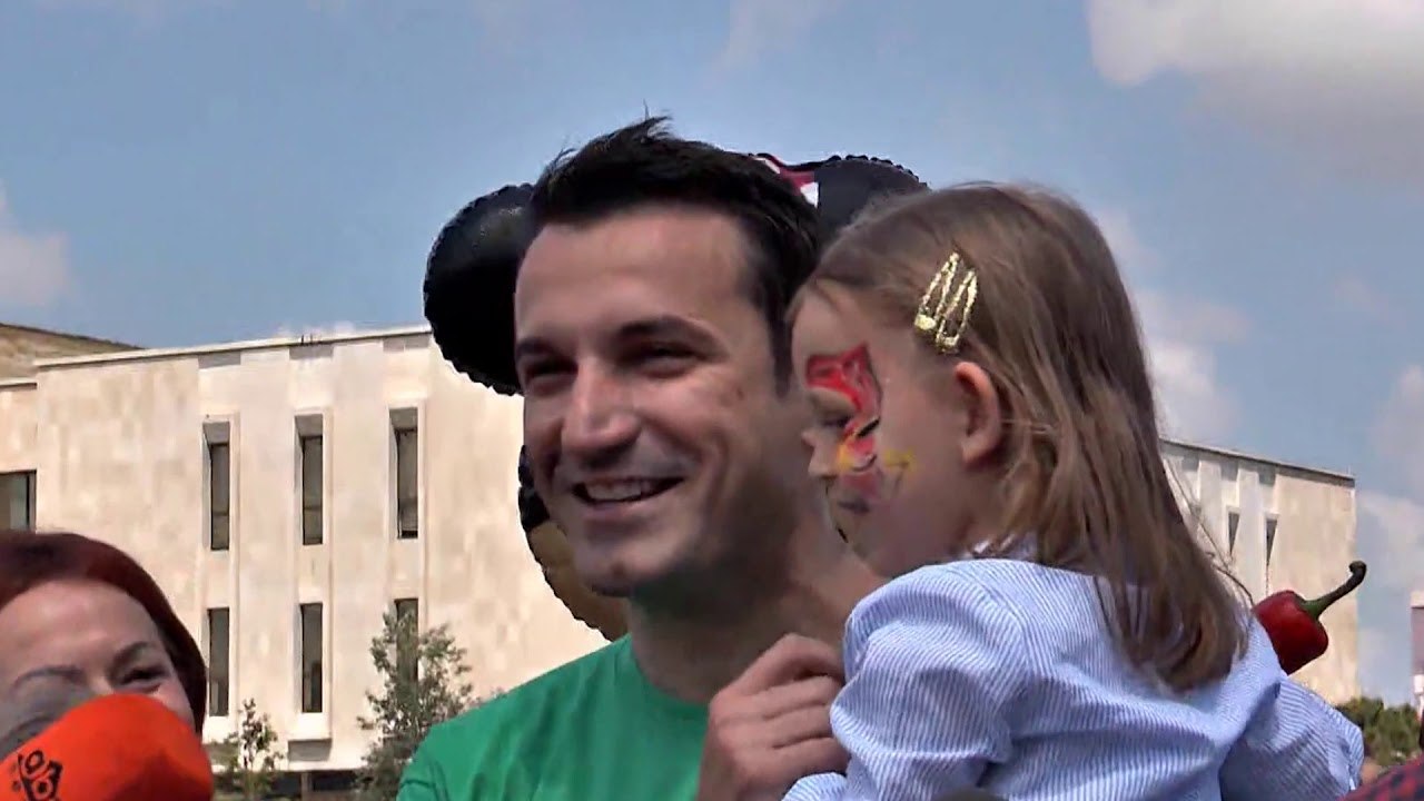 PS ÇEL SOT FUSHATËN, VELIAJ IU ‘MERR SIMBOLIN’ DEMOKRATËVE