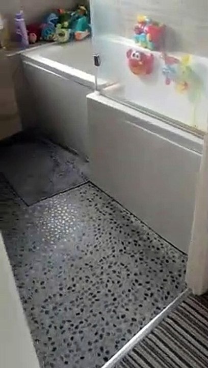 Quand ton fils est debout.. dans la cuvette des toilettes !