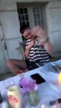 Tatouage : il montre à sa grand-mère choquée son énorme tatouage sur l'épaule