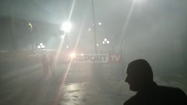 Tensionohet protesta te parlamenti, një protestues plagoset rëndë nga fishekzjarret