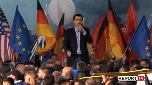 Report TV - Protesta e opozitës, Basha nxit turmën të bërtasë 'Rama ik': Bëjeni ta dëgjojë bota