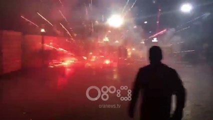 RTV Ora - Kuvendi në "flakë", hidhen shashka dhe gurë drejt hyrjes