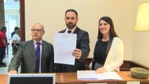 Santiago Abascal (Vox) entrega un escrito en el Registro