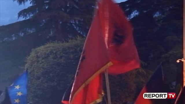 Report TV - Basha kërkon një minutë heshtje për besimtarët myslimanë: Zoti ta bekojë këtë komb