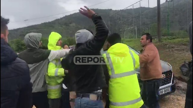 Report TV - Termeti, banorët e Korçës konflikt me punonjësit e Emergjencave Civile