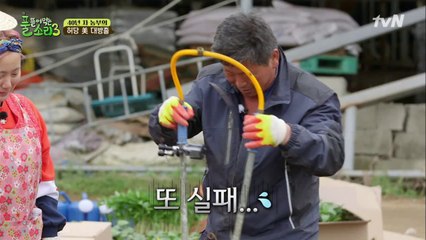 심는 건지 뽑는 건지 모르겠는 정민 아버지의 모종 기구 사용법