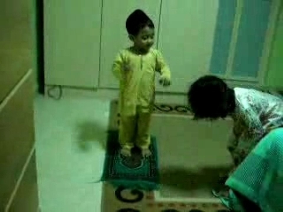 Enfant qui veut prier c'est mignon mashaALLAH