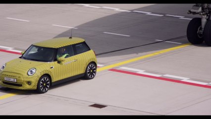 Mini Cooper SE : la citadine électrique qui tracte un avion !
