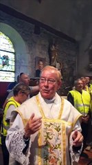 En Normandie, en pleine messe, un curé se met à chanter "macro tête de c*on, on vient te chercher chez toi"