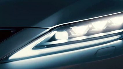 Les feux adaptatifs Lexus AHS BladeScan projettent une source lumineuse LED sur deux miroirs