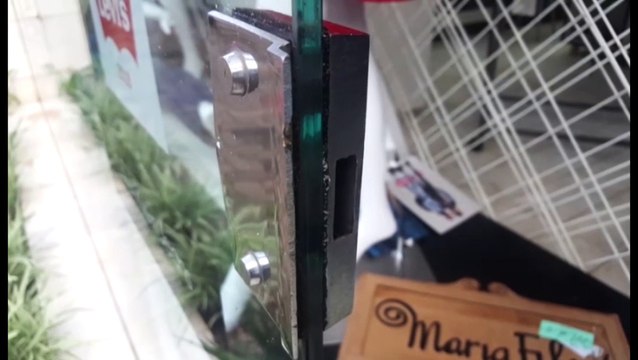 Bandidos invadem loja de roupas no Centro e prejuízo supera os R$ 10 mil