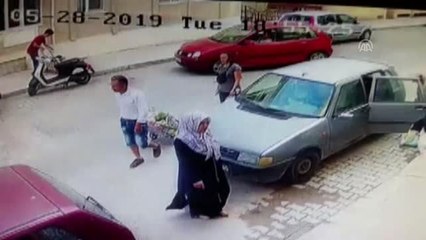 Otomobilin kaldırımdaki gence çarpma anı kamerada