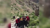 Ayağı kırılan dağcı kurtarıldı