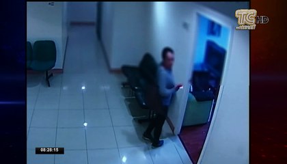 Cámaras de seguridad captan el robo a un centro médico en Quito