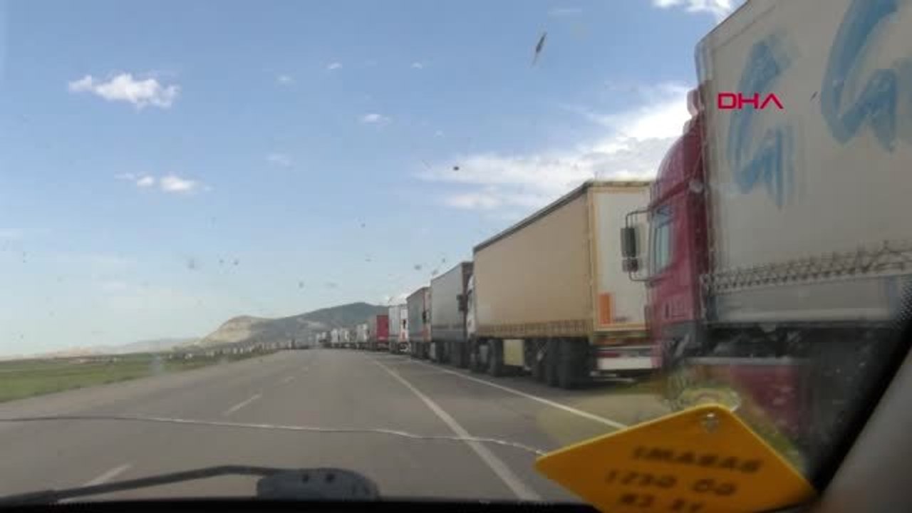 Ağrı Gürbulak'ta 15 kilometre TIR kuyruğu