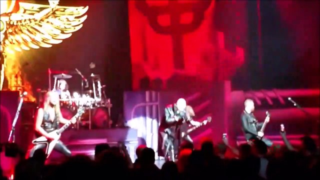 Le chanteur du groupe Judas Priest éclate le smartphone d'un fan au premier rang ! Joli coup de pied
