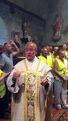 Apparemment ce prêtre est aussi Gilet jaune