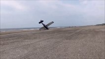 Cet avion Cessna 182 fini le nez dans le sable après un atterrissage d'urgence sur une plage
