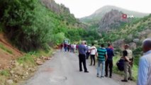 Siirt'te köy yolunda heyelan nedeniyle araçlar mahsur kaldı
