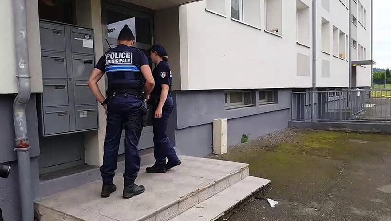 La police patrouille dans le quartier de la Vierge après le meurtre de Zoheir