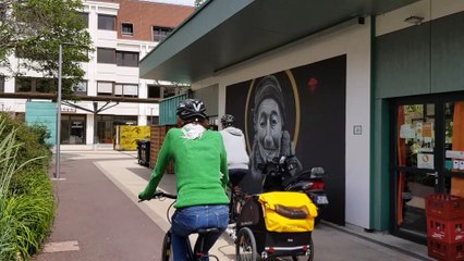 A 98 ans, elle sert de modèle au jeune graffeur Swed Oner
