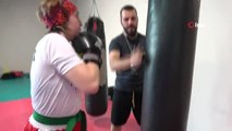 Genç kız protez bacakla yaptığı kick boksta başarıdan başarıya koşuyor