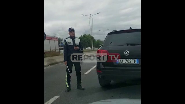 Momente paniku në kryeqyet, automjeti merr flakë në ecje