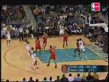 Chris Paul anticipate a move by Ryan Hollins for the steal a