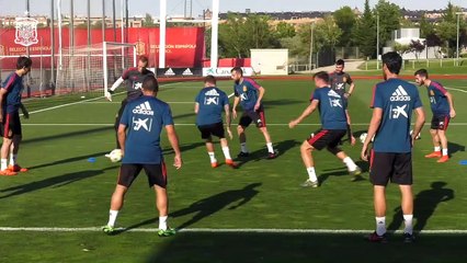 Tải video: Entrenamiento de la Selección Española Bajo las Órdenes de Robert Moreno