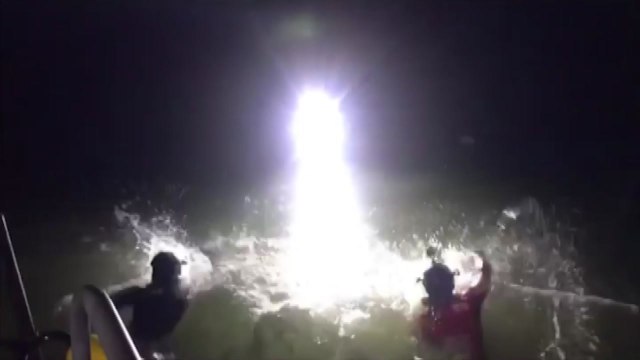 한밤중 어패류 채취하다 바다에 빠진 50대 구조 / YTN