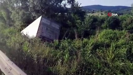 Şarampole uçan kamyondan sağ çıktı