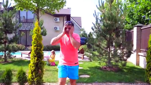 Stacy jouer des instruments de musique et de réveil Papa