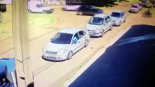 Câmera flagra colisão entre carro e moto no Bairro São Cristóvão