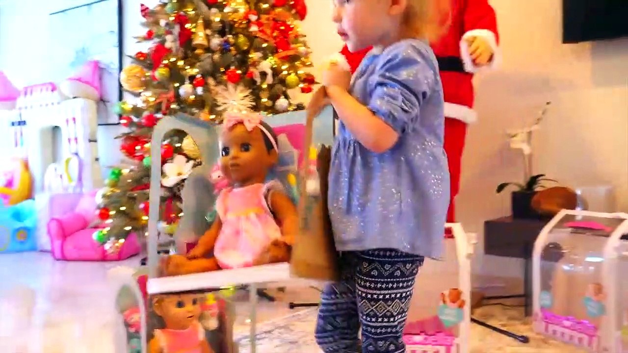 Stacy et son bébé poupée de nouveau en jeu de plein air jeu de masquer et de plaisir