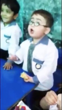 Ye Mera Basta (Bag) Hai - Pathan Bacha Teacher Ko Dant Ty Huye