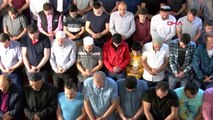 Bursa'da vatandaşlar Bayram namazında camilere akın etti