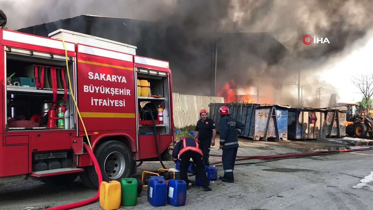 Bayramın ilk saatlerinde geri dönüşüm tesisleri alev alev böyle yandı