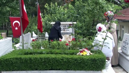 Şehitlikte buruk bayram