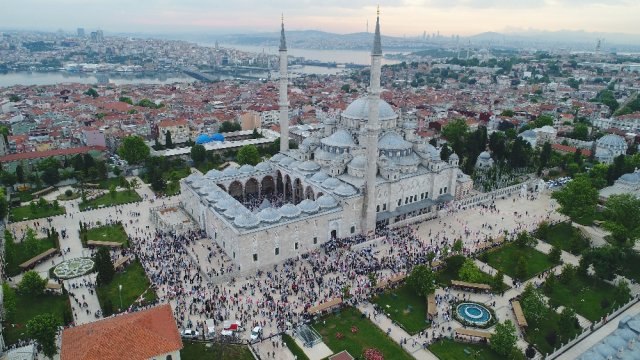 Fatih Camii'nde bayram namazı havadan görüntülendi