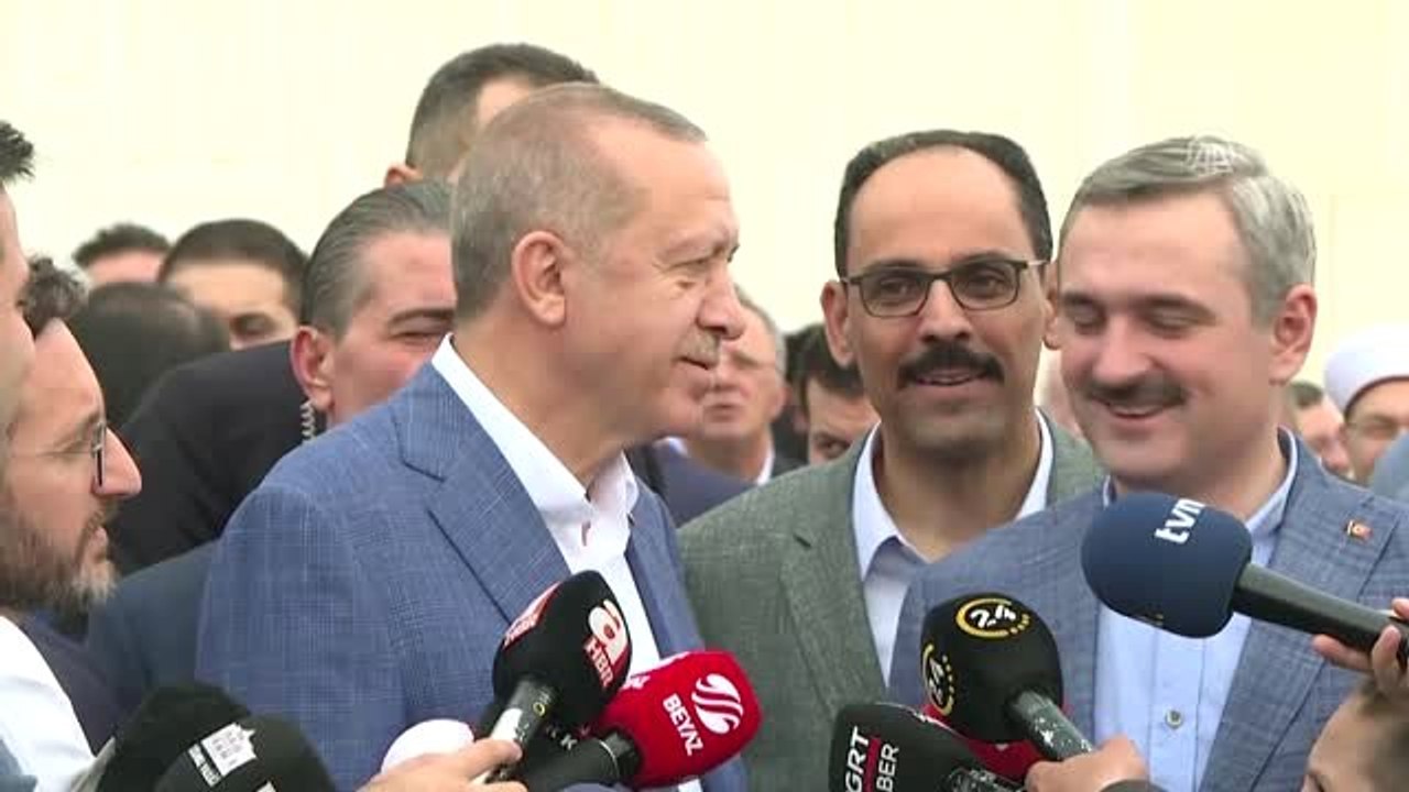 Erdoğan, basın mensuplarına börek ikram etti